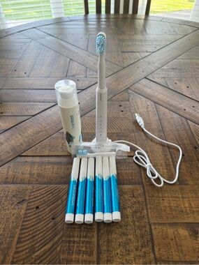 Smileactives Whitening gel, toothbrush, 2 replacement heads & 6 whitening pens